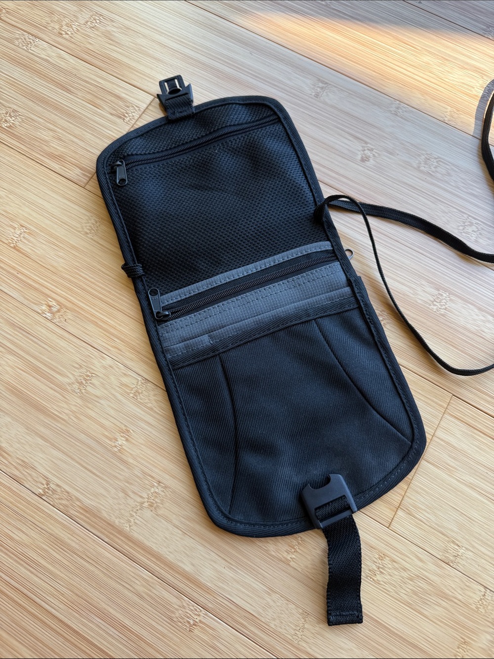 Eagle Creek black hidden crossbody travel pouch passport protection belt bag - Picture 3 of 4